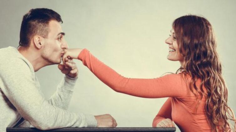 еден дечко се грижи за девојка и размислува за зголемување на пенисот