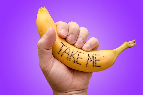 банана во рака симболизира пенис со зголемена глава