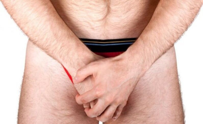 човек прави масажа на пенисот за да ја зголеми дебелината